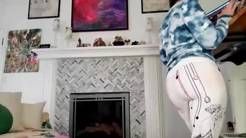 Aurora Willows online show from 3, 2, 2025