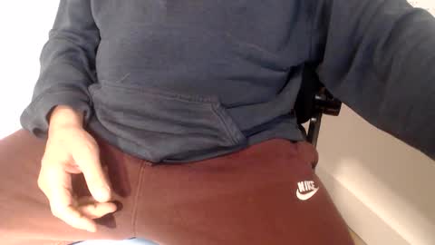 i erupt if you suck ur nipples 4 me and look at the camera while watching me online show from 14, 2, 2026