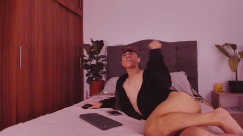 Snapshot of 2gays_1straight chatting on 24, 10, 2025 David and Yoel online show from 24, 10, 2025