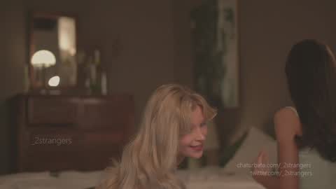 Snapshot of _2strangers chatting on 10, 3, 2025 Olivia dark hair  Zoe light hair online show from 10, 3, 2025