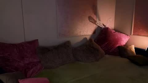 Snapshot of _a_n_n_y_ chatting on 16, 10, 2025 Willow online show from 16, 10, 2025