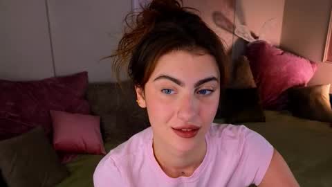 Snapshot of _a_n_n_y_ chatting on 19, 10, 2025 Willow online show from 19, 10, 2025