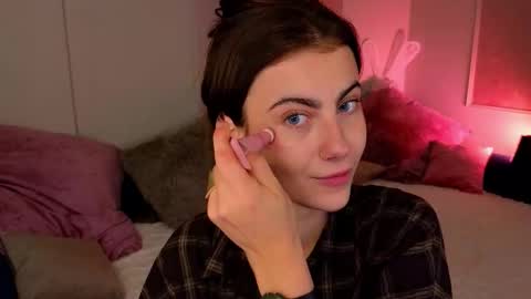 Snapshot of _a_n_n_y_ chatting on 27, 10, 2025 Willow online show from 27, 10, 2025