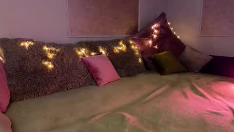 Snapshot of _a_n_n_y_ chatting on 12, 11, 2025 Willow online show from 12, 11, 2025