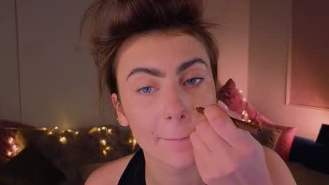 Snapshot of _a_n_n_y_ chatting on 22, 11, 2025 Willow online show from 22, 11, 2025