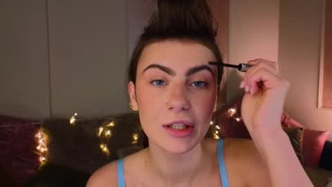 Snapshot of _a_n_n_y_ chatting on 23, 11, 2025 Willow online show from 23, 11, 2025