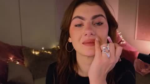 Snapshot of _a_n_n_y_ chatting on 25, 11, 2025 Willow online show from 25, 11, 2025