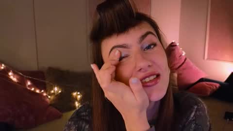 Snapshot of _a_n_n_y_ chatting on 27, 11, 2025 Willow online show from 27, 11, 2025