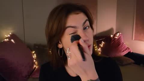 Snapshot of _a_n_n_y_ chatting on 28, 11, 2025 Willow online show from 28, 11, 2025