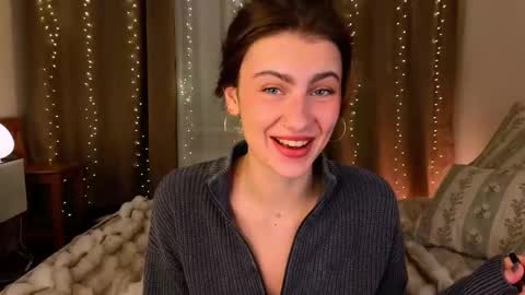 Snapshot of _a_n_n_y_ chatting on 16, 12, 2025 Willow online show from 16, 12, 2025