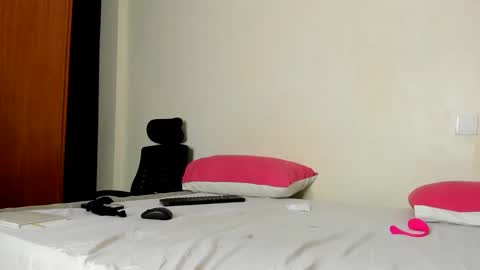 Ariah independent model online show from 16, 9, 2025