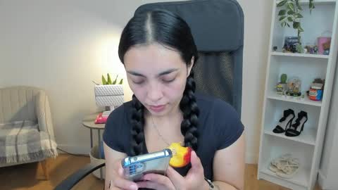 Bella Evans online show from 25, 5, 2026