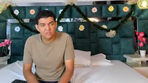 Snapshot of _bonnyandclyde chatting on 20, 12, 2025 _bonnyandclyde online show from 20, 12, 2025