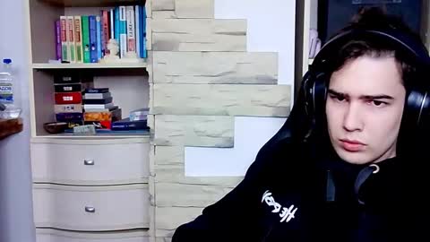 Snapshot of _crise_next_door_ chatting on 6, 10, 2025 _crise_next_door_ online show from 6, 10, 2025