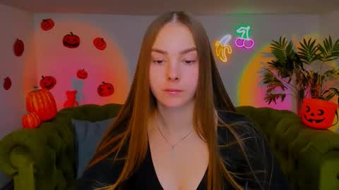 Snapshot of _cuddle_bug_ chatting on 4, 11, 2025 Erika online show from 4, 11, 2025