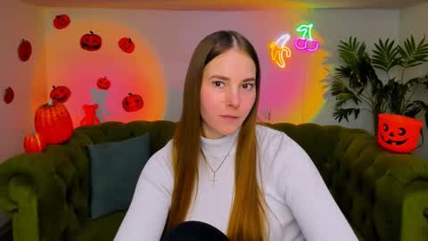 Snapshot of _cuddle_bug_ chatting on 12, 11, 2025 Erika online show from 12, 11, 2025