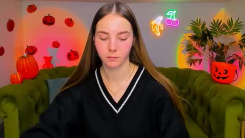 Snapshot of _cuddle_bug_ chatting on 13, 11, 2025 Erika online show from 13, 11, 2025