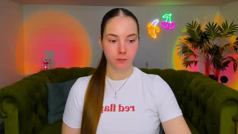 Snapshot of _cuddle_bug_ chatting on 14, 11, 2025 Erika online show from 14, 11, 2025