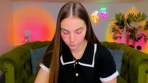 Snapshot of _cuddle_bug_ chatting on 18, 11, 2025 Erika online show from 18, 11, 2025