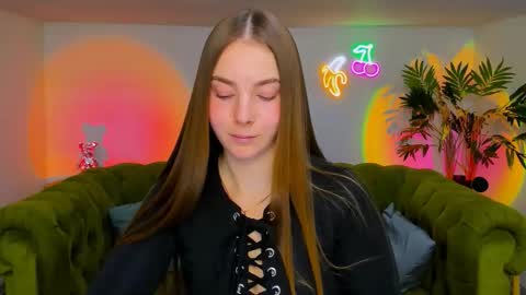 Snapshot of _cuddle_bug_ chatting on 21, 11, 2025 Erika online show from 21, 11, 2025