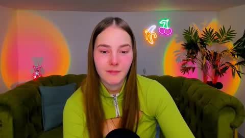 Snapshot of _cuddle_bug_ chatting on 27, 11, 2025 Erika online show from 27, 11, 2025