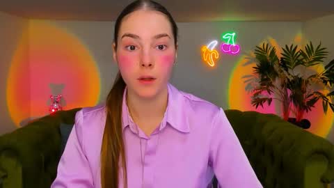 Snapshot of _cuddle_bug_ chatting on 28, 11, 2025 Erika online show from 28, 11, 2025