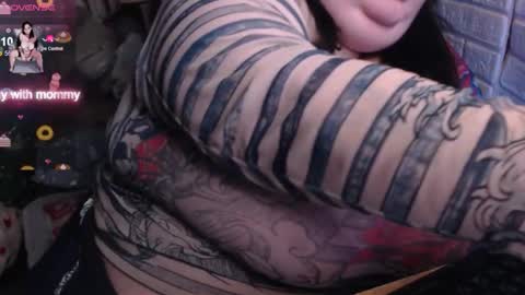 Snapshot of _ellybelly_ chatting on 22, 11, 2025 LIsa online show from 22, 11, 2025