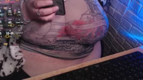 Snapshot of _ellybelly_ chatting on 24, 11, 2025 LIsa online show from 24, 11, 2025