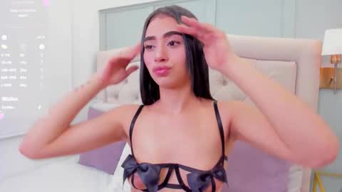 Snapshot of _emma_luu_ chatting on 23, 10, 2025 Emi online show from 23, 10, 2025
