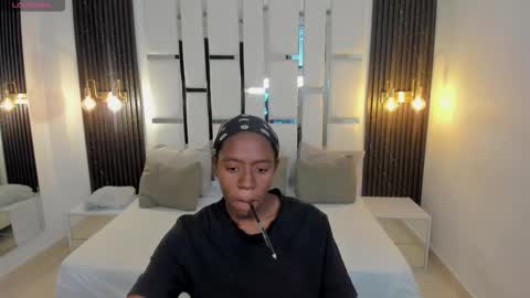 Snapshot of _emma_willliams_ chatting on 25, 11, 2025 Emma online show from 25, 11, 2025