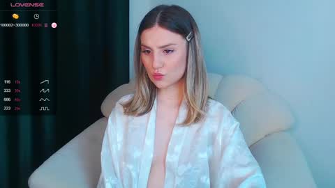 Snapshot of _esmeraldiyaa_ chatting on 6, 1, 2025 _esmeraldiyaa_ online show from 6, 1, 2025