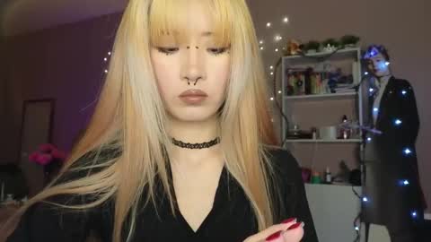 Snapshot of _eve____ chatting on 4, 12, 2025 EveEva online show from 4, 12, 2025