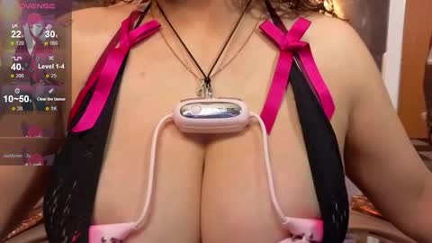 Snapshot of _evoni_b chatting on 7, 11, 2025 evoni online show from 7, 11, 2025