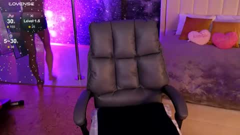 Snapshot of _f_r_a_u_ chatting on 13, 10, 2025 F R A U online show from 13, 10, 2025