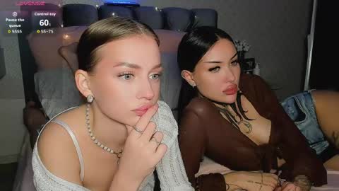 Jess blond and Leila brunette online show from 31, 5, 2026