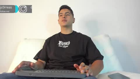 Snapshot of _juanes__ chatting on 19, 12, 2024 _juanes__ online show from 19, 12, 2024