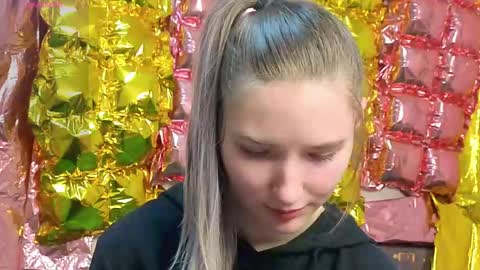 _kikiclark_ online show from 19, 4, 2026