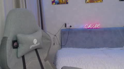 _lalune_ online show from 6, 3, 2025