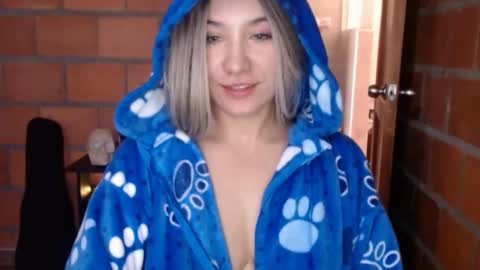 _lunablondie_ online show from 10, 1, 2025