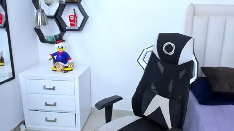 _matthew_santos_ online show from 4, 2, 2025