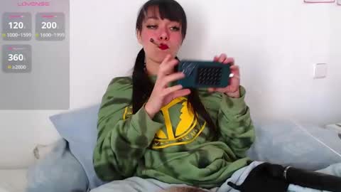 Sophia Help me get 100 thumbs up online show from 16, 2, 2025