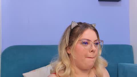 Snapshot of _mooncake chatting on 30, 10, 2025 Fiona online show from 30, 10, 2025