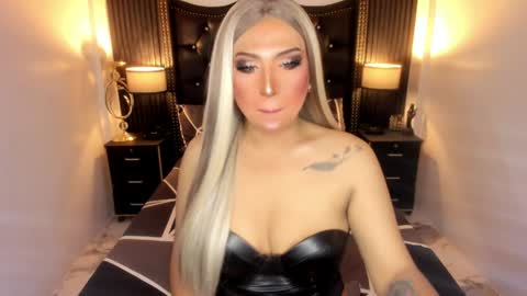 _natashacooper_ online show from 24, 4, 2026