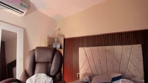 Snapshot of _niah_ chatting on 15, 9, 2025 Niah You can call me Ni or cutie haha online show from 15, 9, 2025