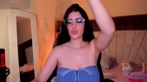 Snapshot of _niah_ chatting on 13, 11, 2025 Niah You can call me Ni or cutie haha online show from 13, 11, 2025