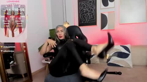 _nicoletteshea_ online show from 28, 5, 2026
