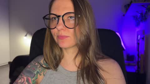  HADLY today day-off see u online 0112  online show from 18, 12, 2024