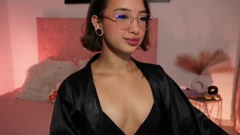 Snapshot of _victoria_florez chatting on 11, 3, 2025 VICTORIA online show from 11, 3, 2025