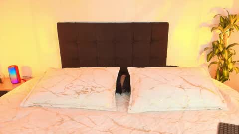 Victoria Fox online show from 5, 12, 2025