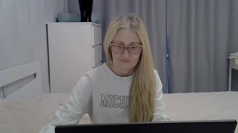 _xsharonx_ online show from 2, 2, 2025